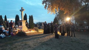 halottak napja a temetőben